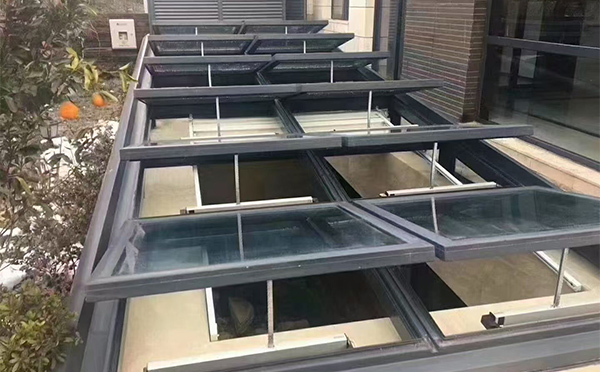 某轨道交通车辆维修车间米东排烟窗应用